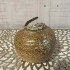 陶器製の取っ手付き花瓶