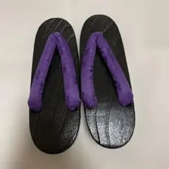 黒紫花柄鼻緒の木製下駄