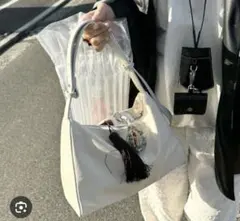 nugu poikホワイト ストラップショルダーバッグ