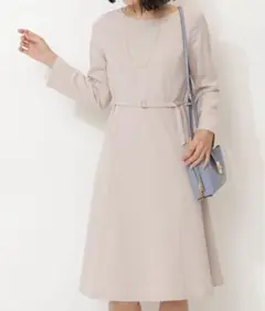美品✨ナチュラルビューティーベーシック　フィット＆フレアワンピース　ベージュ　M