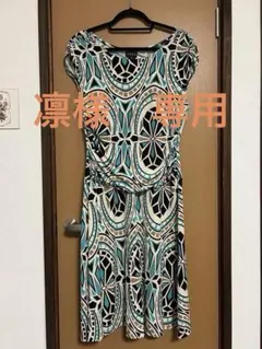 幾何学模様 フレンチスリーブ ひざ丈ストレッチワンピースのサムネイル