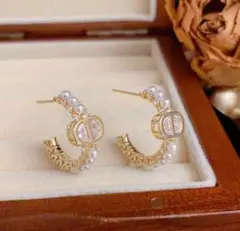 新品 CDロゴ パール ビジュー ピアス ゴールド ノベルティーフープピアス