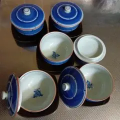 湯飲みセット　蓋　茶托付き　5客　青と白のストライプ柄、椿の花模様