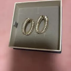 新品 ゴールド クリスタル装飾 オーバル型ピアス