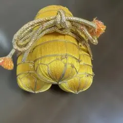 黄色の布製置物 金色の装飾
