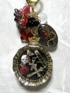453.赤と黒 ゴシック系 薔薇とスカル 十字架のチャーム