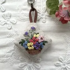 【382】ハンドメイド　刺繍ストラップ