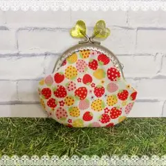 くすみピンク系可愛いイチゴ＆リボン柄小さながま口(ハートチャーム付