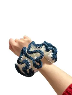 ハンドメイド　かぎ編み　編み物　青と白のフリルシュシュ