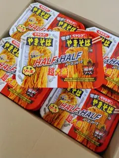 ペヤング 激辛やきそば HALF&HALF 超大盛 12食入のサムネイル
