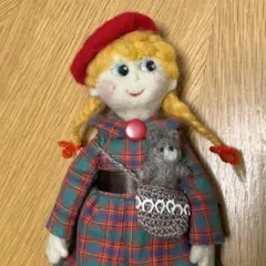 ハンドメイド羊毛フェルト女の子　チェックのワンピース　ポシェットにくまちゃん入り