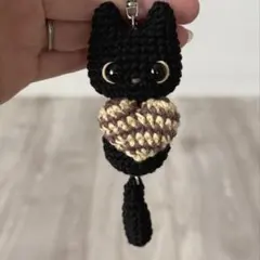 黒猫あみぐるみキーホルダー ハートぎゅっと×揺れるしっぽ いちご