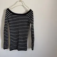 オフショルダー長袖ニット 黒と白のストライプ