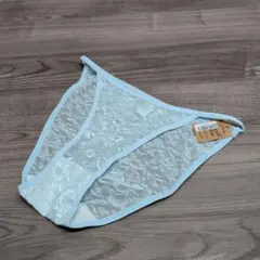 透け感のあるブルーショーツ