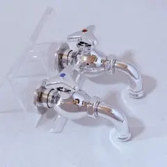 公園の蛇口 ガチャ 管理が行き届いたお湯の蛇口 管理が行き届いた水の蛇口