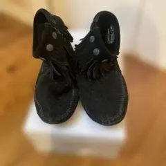 ミネトンカ黒いフリンジ付きスエードモカシンブーツ