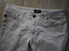 ベージュ スリムフィット カジュアルパンツ