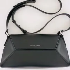 CHARLES & KEITH ナスリンジオメトリックショルダーバッグのサムネイル