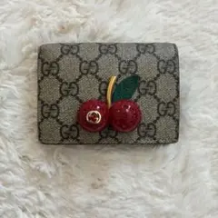 極美品✨グッチ◇コンパクト二つ折り財布 チェリースプリーム赤レザー