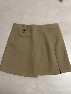 ベージュ プリーツスカート 前面ボタン付き　SHEIN