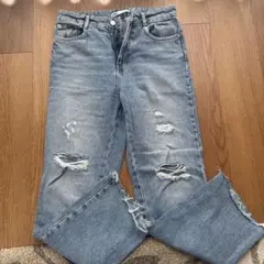 ZARA ダメージ加工ライトブルーデニムパンツ
