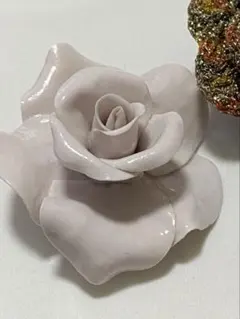 薄紫のバラ型ブローチ　粘土細工　コサージュ