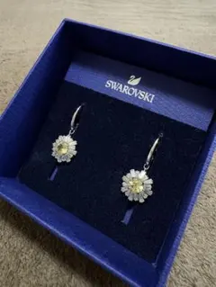 超美品❣️2万円❣️ スワロフスキー　フラワー　　ピアス