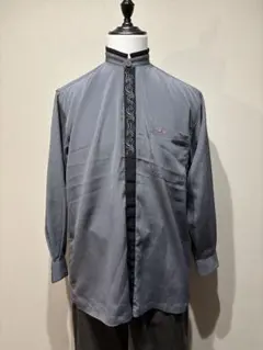 ノーカラー刺繍シャツ