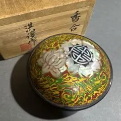 Elegance DELUXE 彫金コンパクト 菊 レトロ プレストパウダー容器