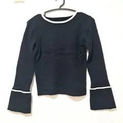 リブ編みニット　黒　ブラック　ベルスリーブ　フレア