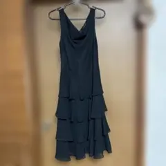 ブラックノースリーブひざ丈ワンピース　3段フリル　ダンス　結婚式　パーティー