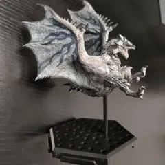 リオレウス希少種　フィギュア　銀レウス