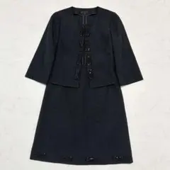 トゥービーシック 上品 スパンコールリボン スカートスーツ 黒 LL 大きい