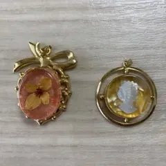 ドライフラワーレジンとカメオ風彫刻が繊細なペンダントトップ２点