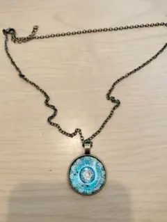 青色模様の円形ペンダントネックレス