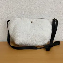 【美品】ホワイトファー風ショルダーバッグ　白　ベルト調整可能　マチあり