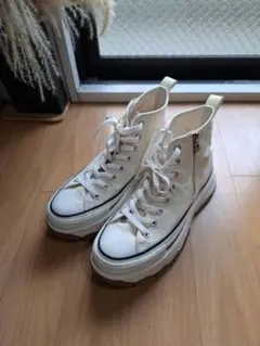 ホワイトハイカットスニーカー ジッパー付き