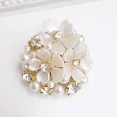 白花＊パール＆ビジューブローチ✨　式　卒業式　入学式　桜モチーフ　ハレの日　軽量