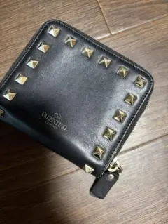 VALENTINO GARAVANI 二つ折り財布 スタッズ ブラックのサムネイル