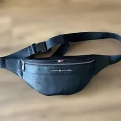 TOMMY HILFIGER ブラックボディバッグ