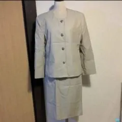 ライトベージュ スーツ サイズ13号