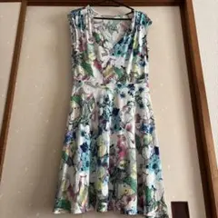 【夏物最終処分】 FAS 花柄 ノースリーブ ひざ丈ワンピース