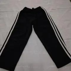 黒のジャージ サイドストライプ付き 110