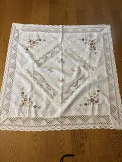 刺繍入り レース テーブルクロス 約80cmのサムネイル