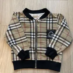 チェック柄ジャケットと黒パンツセット