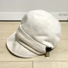 クリーム色 キャスケット 猫のチャーム付き