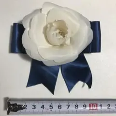ホワイト花モチーフ ネイビーリボン ブローチ コサージュ