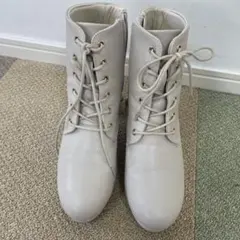 ホワイト レースアップブーツ