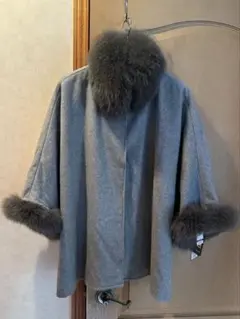 ピュアカシミヤグレー ブルーFOXファー付ポンチョ新品タグ付