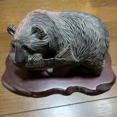 木彫りの置物 熊とサケ 台座付 - メルカリ